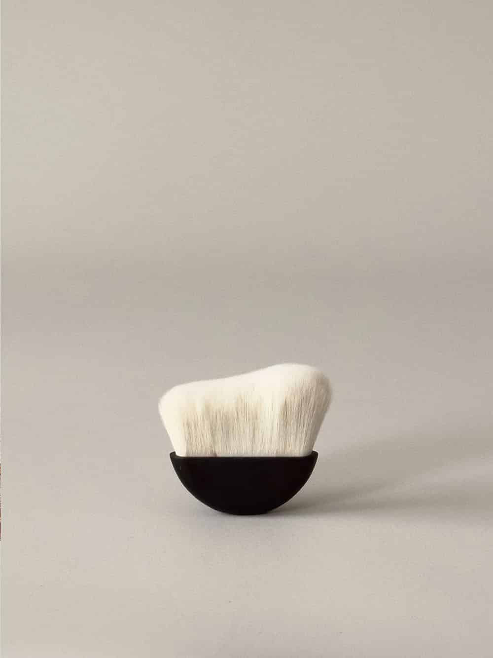 Dry shampoo brush