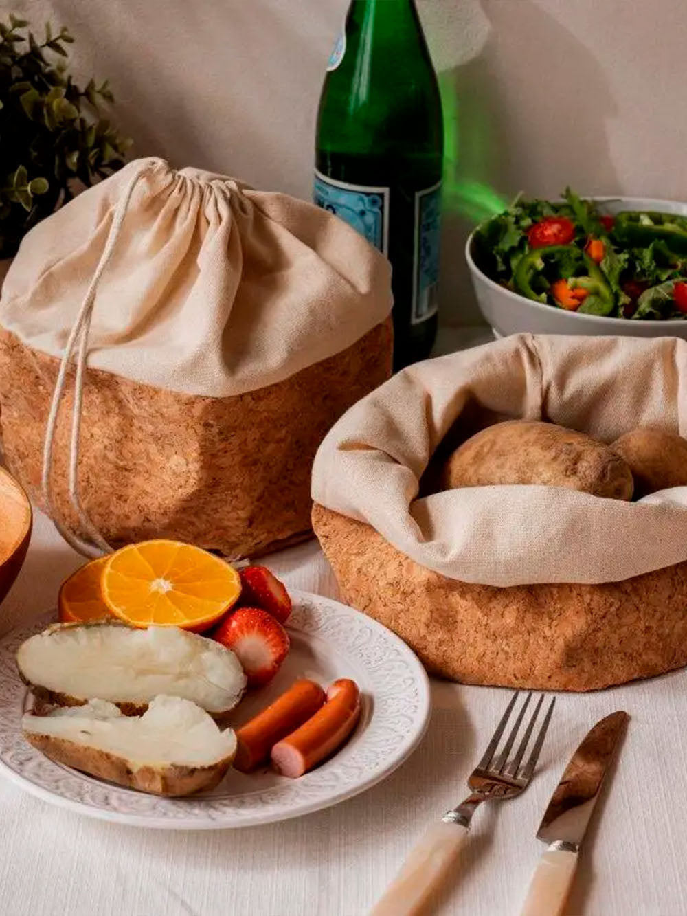 opbevaringsposer i kork og bomuld på et bord med brød i