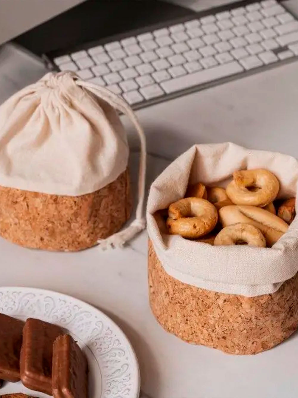 Madpose i kork og bomuld med brød på et bord