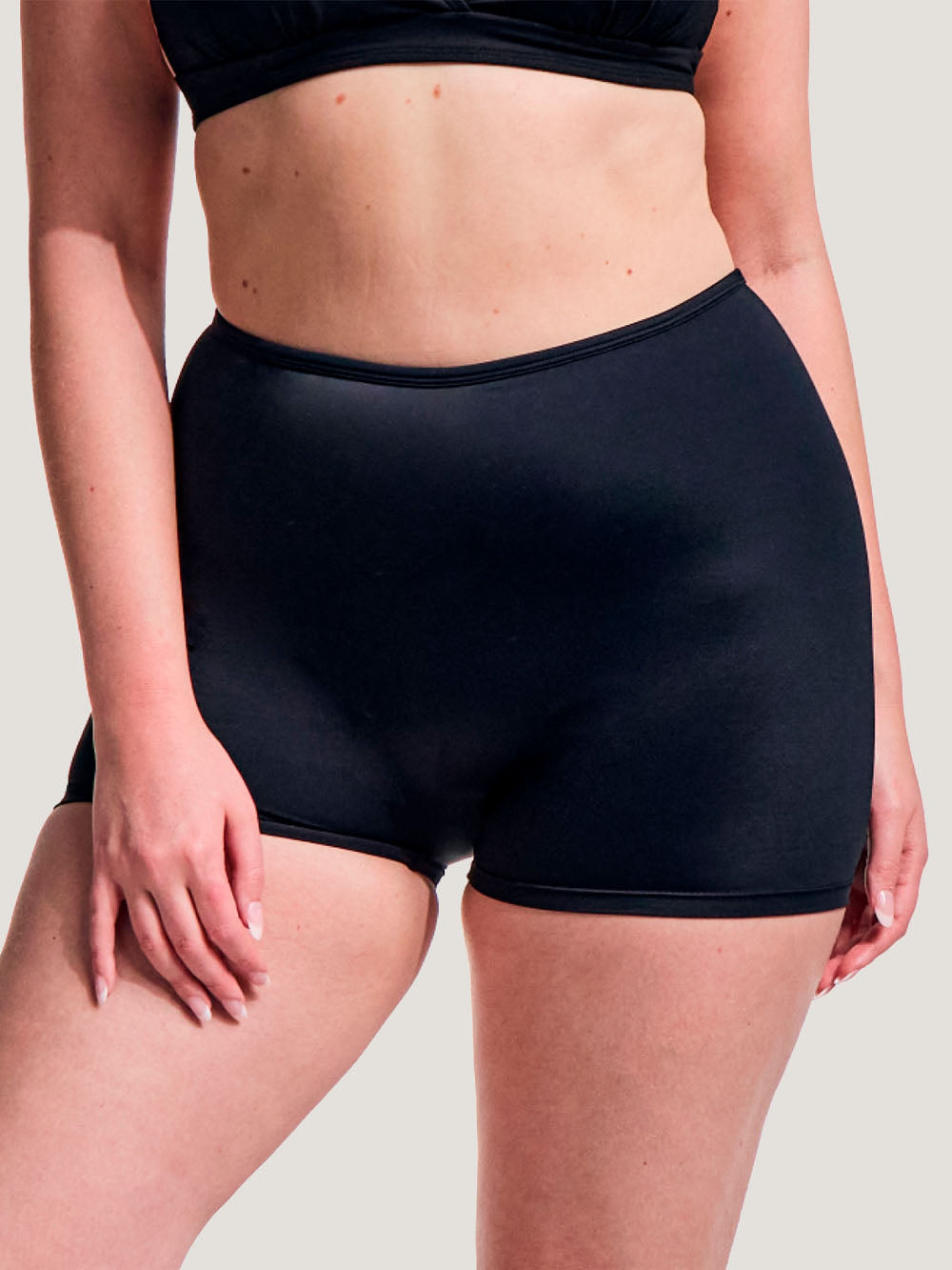 Menstruationstrusser til at bade med i shorts facon, set forfra