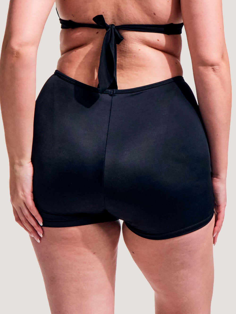 Menstruationstrusser til at bade med i shorts facon, set bagfra