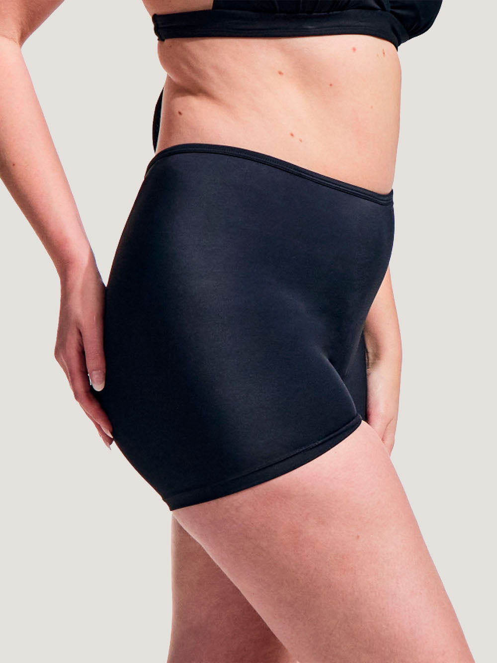 Menstruationstrusser til at bade med i shorts facon, set fra siden
