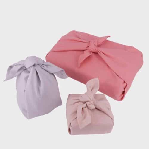 Genanvendelig gaveindpakning i rosa farver