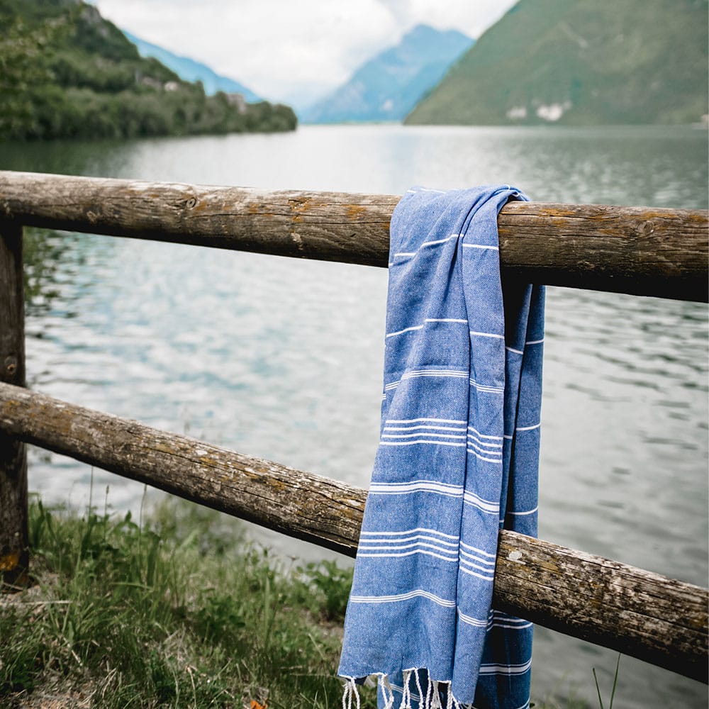 Hammam håndklæde mørkeblå udenfor