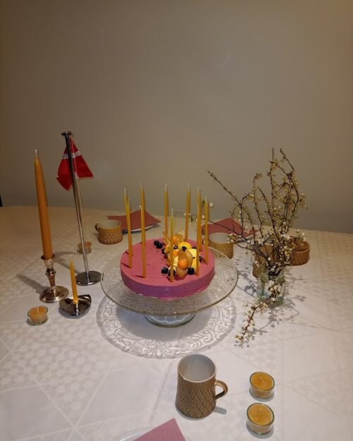 Fødselsdagslys i kage