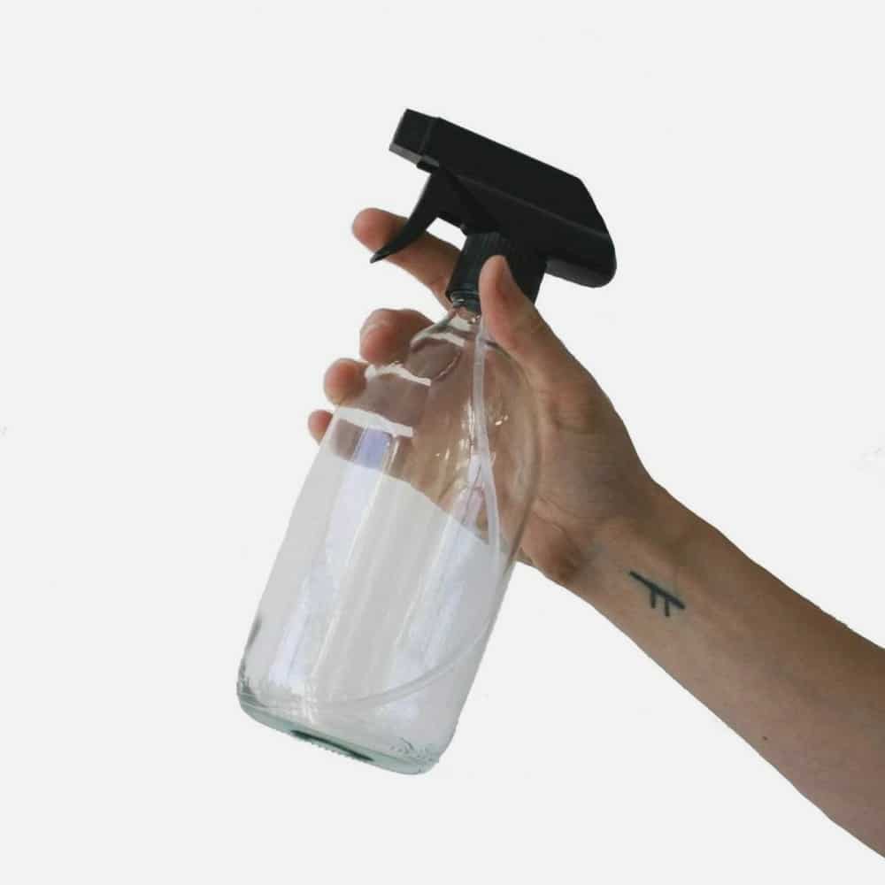 Klar glasflaske med spray