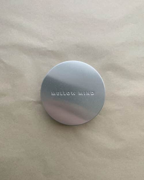 Vegansk & skånsom toy cleaner Det er vigtigt at rense dit sexlegetøj både før og efter brug, for at undgå bakterier. Simply Toy Cleaner er en unik antibakteriel spraybaseret formel, der har til hensigt hurtigt og skånsomt at rense dit yndlings nydelsesprodukt, så det altid er klar til brug. Du kan bruge toycleaner til både hænder og nydelsesprodukter. Du skal blot sprøjte hele overfladen af dit sexlegetøj rigeligt, vent 30 sekunder så det antibakterielle kan virke og rense, skyl derefter med koldt vand (afhængigt af producentens instruktioner). Simply Toy Cleaner er sikkert at bruge sammen med The Natural Love Company's nydelsesprodukter. Simply Toy Cleaner-flaskerne lavet af 100% plantebaseret komposterbar plast. Spraylåget er genanvendeligt eller detr kan skilles ad og sorteres til genanvendelse. Alle nydelsesprodukter, smøremidler og væsker leveres med diskret og plastikfri emballage. Ingredienser: Purified Water. Polyhexamethylene Guanidine, Chlorhexidine acetate, Propanediol.