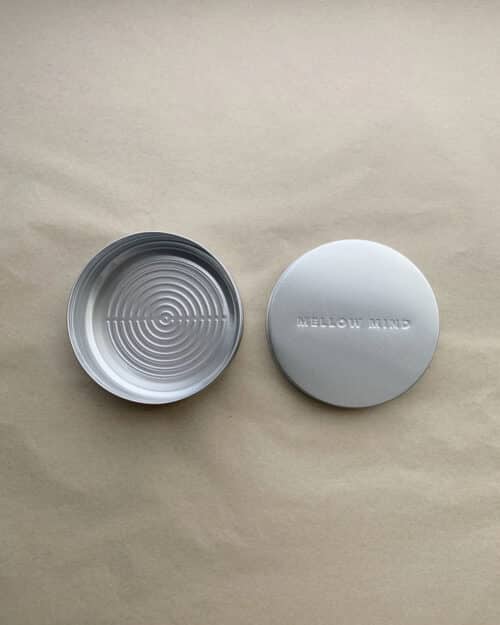 Vegansk & skånsom toy cleaner Det er vigtigt at rense dit sexlegetøj både før og efter brug, for at undgå bakterier. Simply Toy Cleaner er en unik antibakteriel spraybaseret formel, der har til hensigt hurtigt og skånsomt at rense dit yndlings nydelsesprodukt, så det altid er klar til brug. Du kan bruge toycleaner til både hænder og nydelsesprodukter. Du skal blot sprøjte hele overfladen af dit sexlegetøj rigeligt, vent 30 sekunder så det antibakterielle kan virke og rense, skyl derefter med koldt vand (afhængigt af producentens instruktioner). Simply Toy Cleaner er sikkert at bruge sammen med The Natural Love Company's nydelsesprodukter. Simply Toy Cleaner-flaskerne lavet af 100% plantebaseret komposterbar plast. Spraylåget er genanvendeligt eller detr kan skilles ad og sorteres til genanvendelse. Alle nydelsesprodukter, smøremidler og væsker leveres med diskret og plastikfri emballage. Ingredienser: Purified Water. Polyhexamethylene Guanidine, Chlorhexidine acetate, Propanediol.