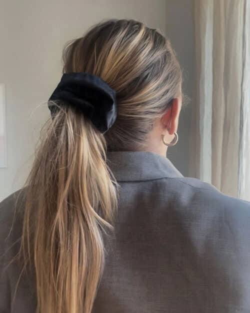 Sort silke scrunchies i hår