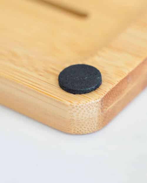 Bagsiden af sæbeholder i bambus