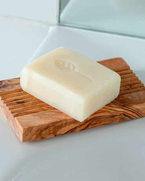 Opvaskesæbe på sæbeholder i oliventræ