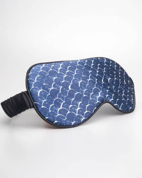 Vores Silke Sovemaske er lavet af 100% silke, der er naturligt blødt og skånsomt mod din hud og dit hår. Den silkebløde fornemmelse giver dig en behagelig følelse, til at hjælpe med at falde i søvn hurtigere og forhindre uønsket lys i at forstyrre din søvn. Denne silke sovemaske er inspireret af japansk design og kommer i et blåt mønster, for komplimentere følelsen af et roligt og fredeligt zen. Udover det japanske udseende er denne maske designet med særlig fokus på komfort og funktion. Vi inkluderer også en praktisk pose til opbevaring af din sovemaske i, for at sikre dens holdbarhed og forhindre eventuelle skader eller skrammer. Den medfølgende zip bag er fremstillet af komposterbar plastik, brug den igen og igen. Du kan tage denne sovemaske med dig overalt og holde den ren og beskyttet, uanset hvor du er.
