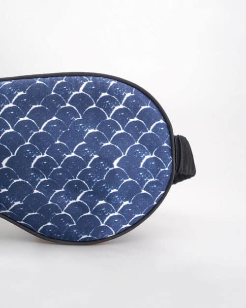 Vores Silke Sovemaske er lavet af 100% silke, der er naturligt blødt og skånsomt mod din hud og dit hår. Den silkebløde fornemmelse giver dig en behagelig følelse, til at hjælpe med at falde i søvn hurtigere og forhindre uønsket lys i at forstyrre din søvn. Denne silke sovemaske er inspireret af japansk design og kommer i et blåt mønster, for komplimentere følelsen af et roligt og fredeligt zen. Udover det japanske udseende er denne maske designet med særlig fokus på komfort og funktion. Vi inkluderer også en praktisk pose til opbevaring af din sovemaske i, for at sikre dens holdbarhed og forhindre eventuelle skader eller skrammer. Den medfølgende zip bag er fremstillet af komposterbar plastik, brug den igen og igen. Du kan tage denne sovemaske med dig overalt og holde den ren og beskyttet, uanset hvor du er.