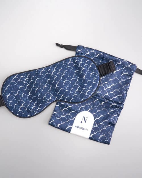 Vores Silke Sovemaske er lavet af 100% silke, der er naturligt blødt og skånsomt mod din hud og dit hår. Den silkebløde fornemmelse giver dig en behagelig følelse, til at hjælpe med at falde i søvn hurtigere og forhindre uønsket lys i at forstyrre din søvn. Denne silke sovemaske er inspireret af japansk design og kommer i et blåt mønster, for komplimentere følelsen af et roligt og fredeligt zen. Udover det japanske udseende er denne maske designet med særlig fokus på komfort og funktion. Vi inkluderer også en praktisk pose til opbevaring af din sovemaske i, for at sikre dens holdbarhed og forhindre eventuelle skader eller skrammer. Den medfølgende zip bag er fremstillet af komposterbar plastik, brug den igen og igen. Du kan tage denne sovemaske med dig overalt og holde den ren og beskyttet, uanset hvor du er.