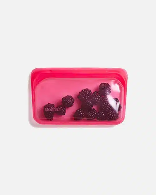 Stasher snack bag I farven raspberry