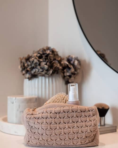 Strikket clutch i rose