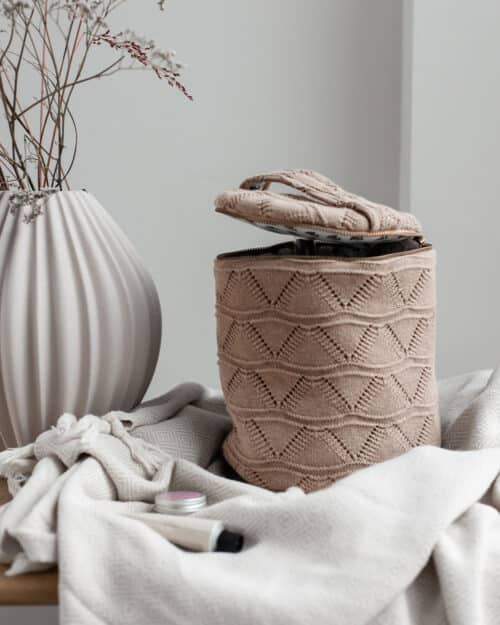Strikket rund toilettaske i khaki