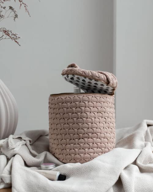 Strikket rund toilettaske i rose