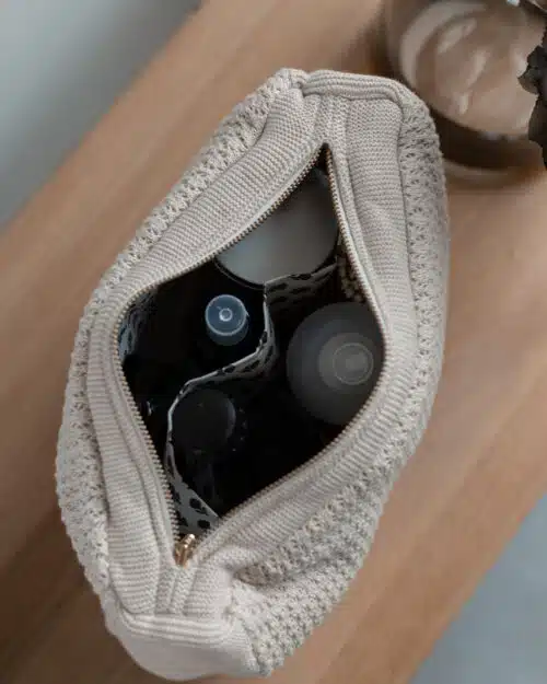 Strikket toilettaske i beige melange