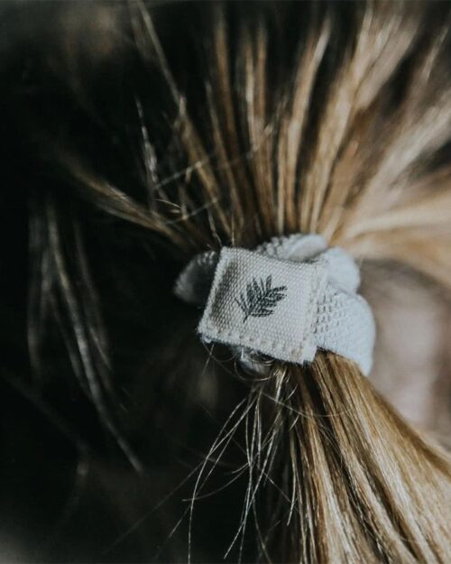 Plastikfri hårelastik i hår